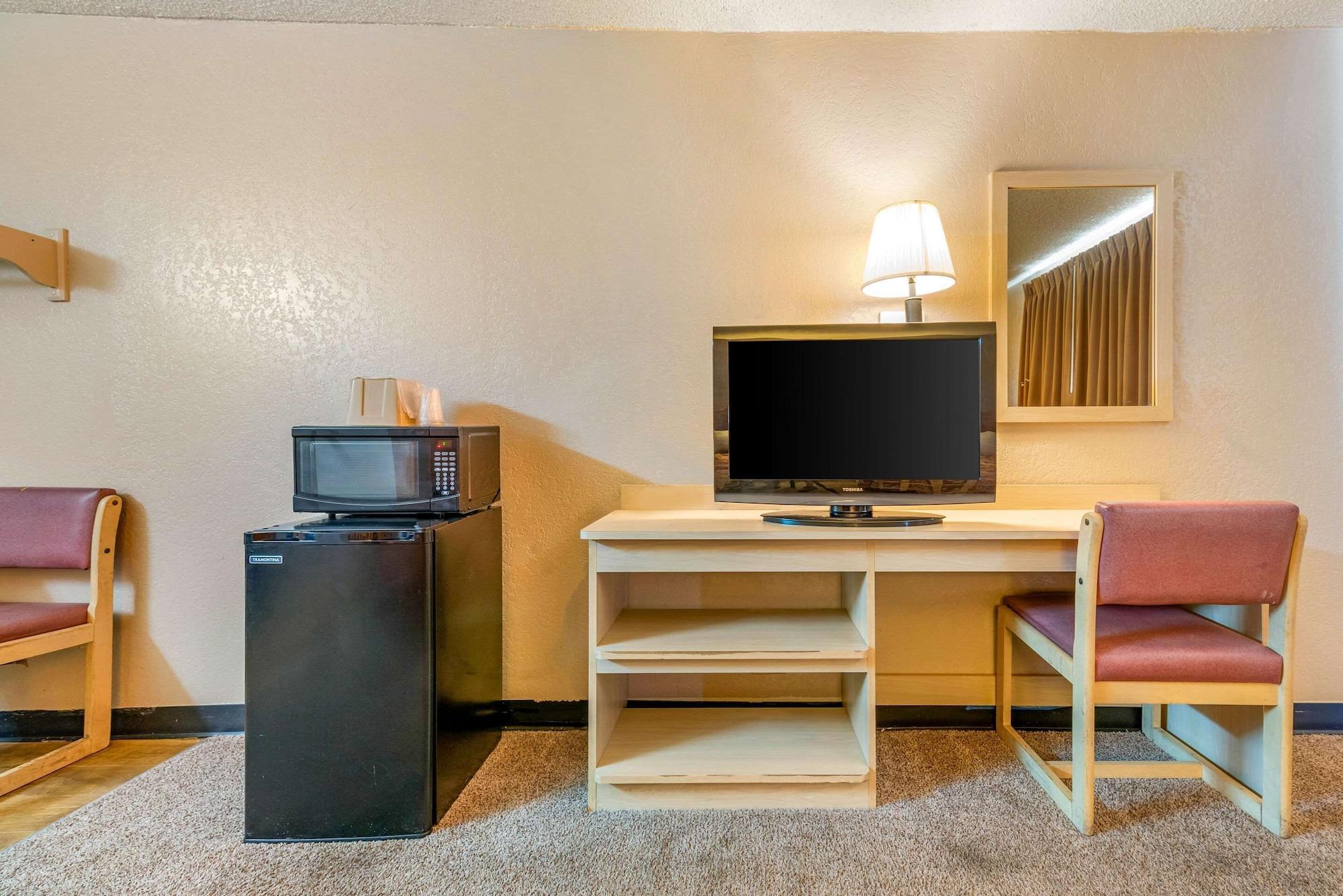 Rodeway Inn Pueblo Bagian luar foto
