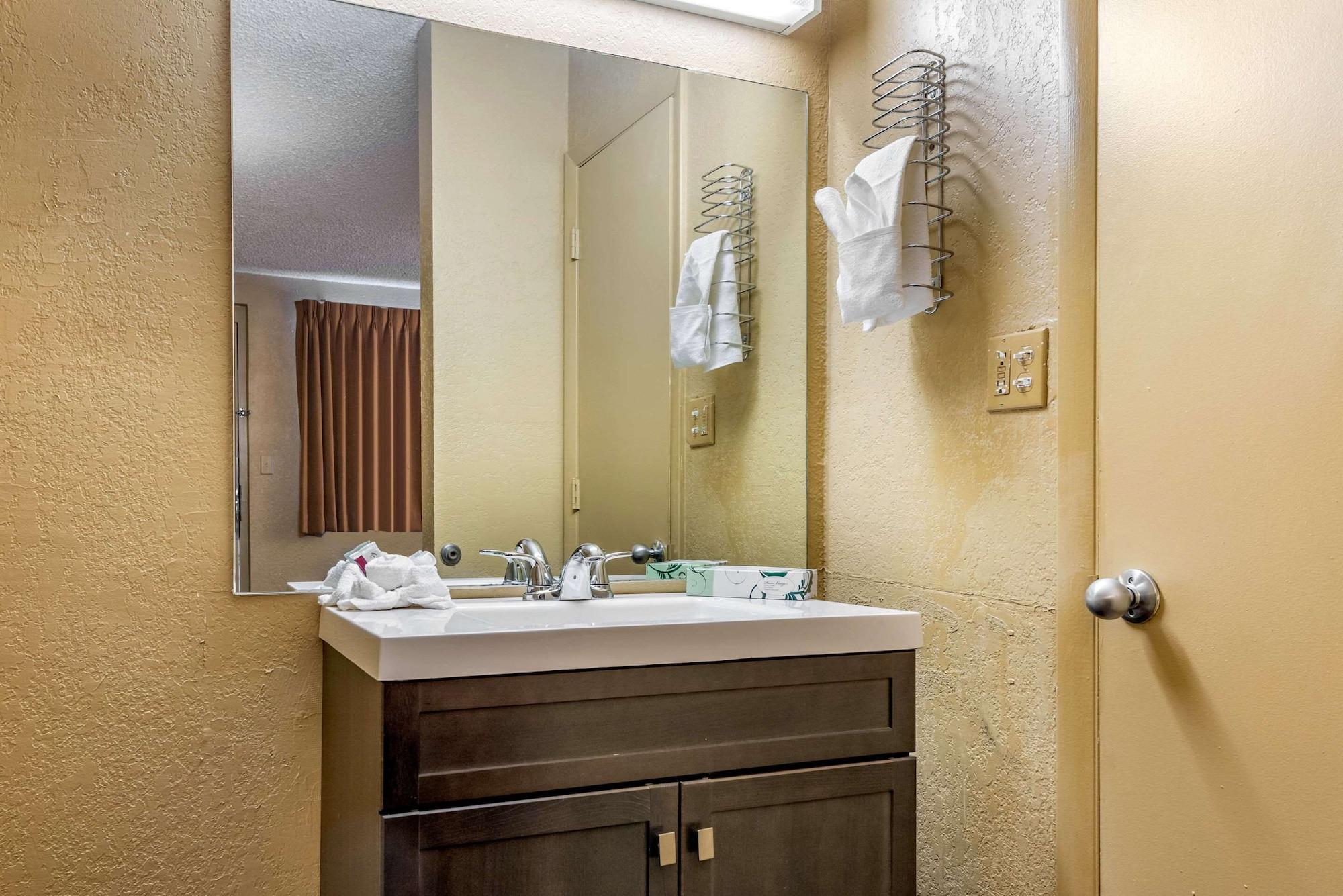 Rodeway Inn Pueblo Bagian luar foto