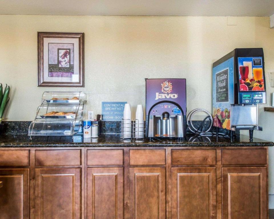 Rodeway Inn Pueblo Bagian luar foto