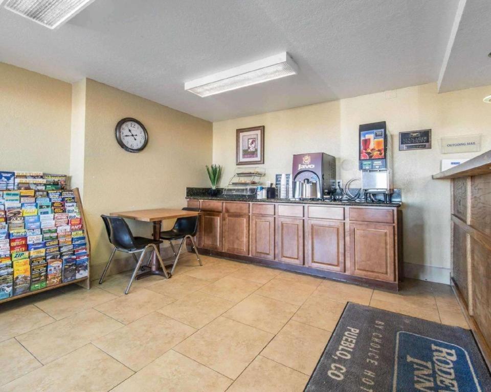 Rodeway Inn Pueblo Bagian luar foto