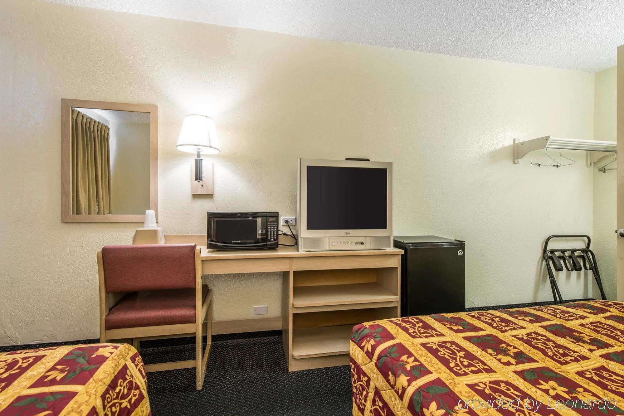 Rodeway Inn Pueblo Bagian luar foto