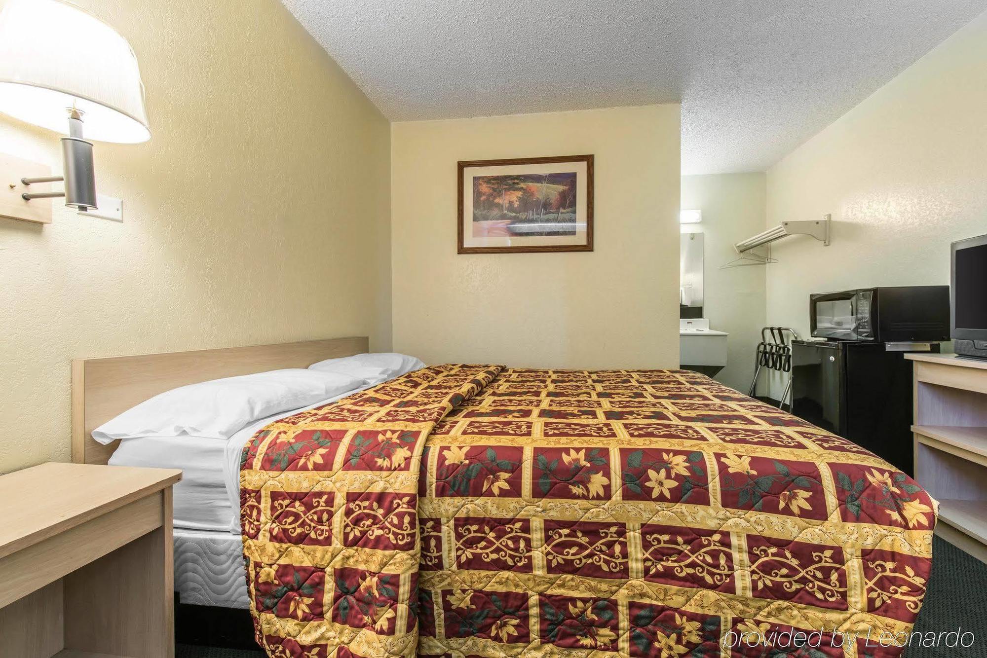 Rodeway Inn Pueblo Bagian luar foto