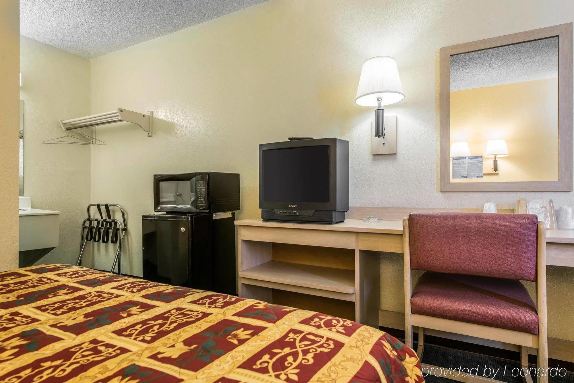 Rodeway Inn Pueblo Bagian luar foto