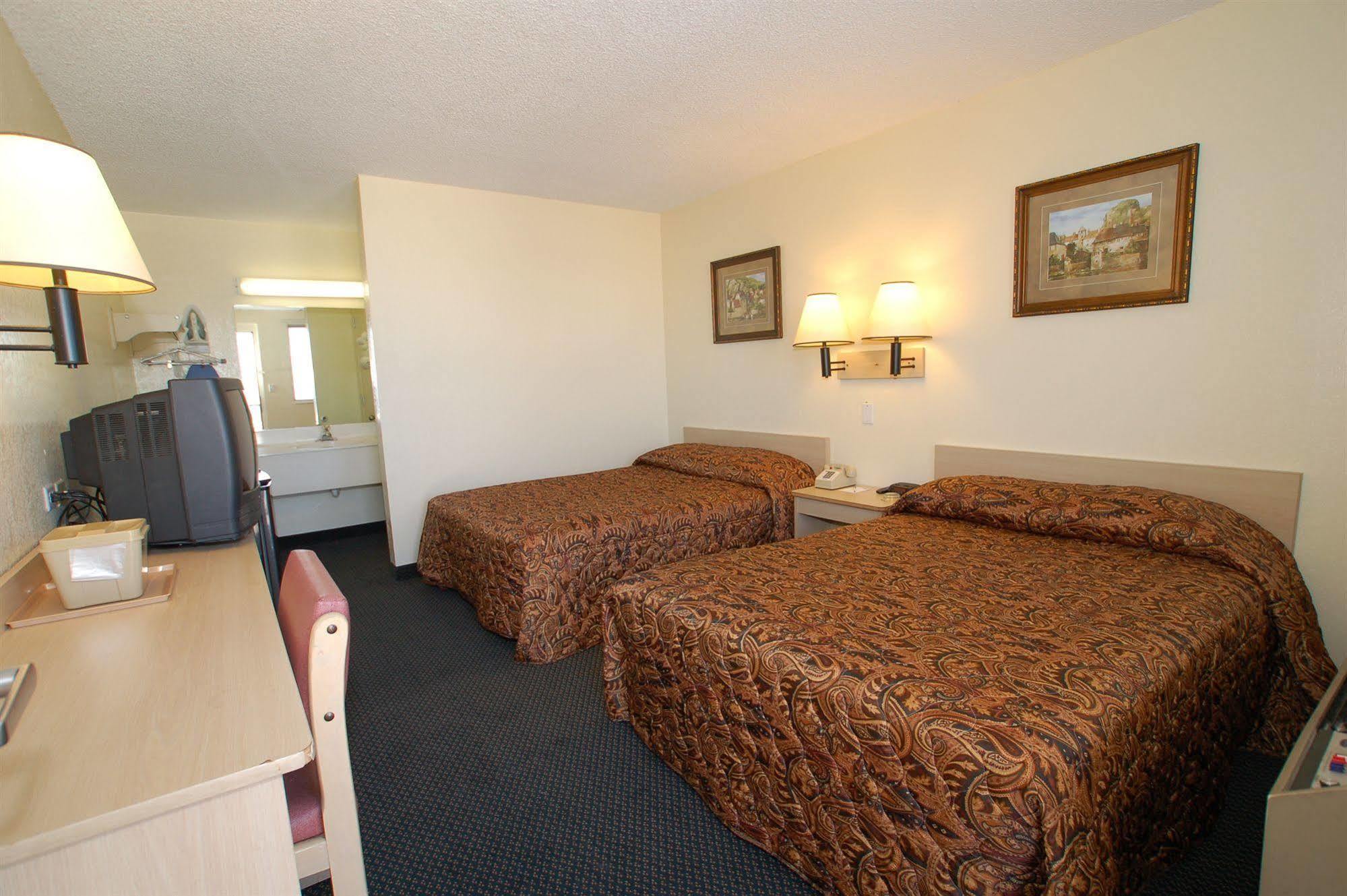 Rodeway Inn Pueblo Bagian luar foto