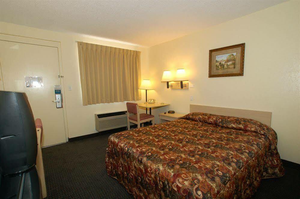 Rodeway Inn Pueblo Bagian luar foto