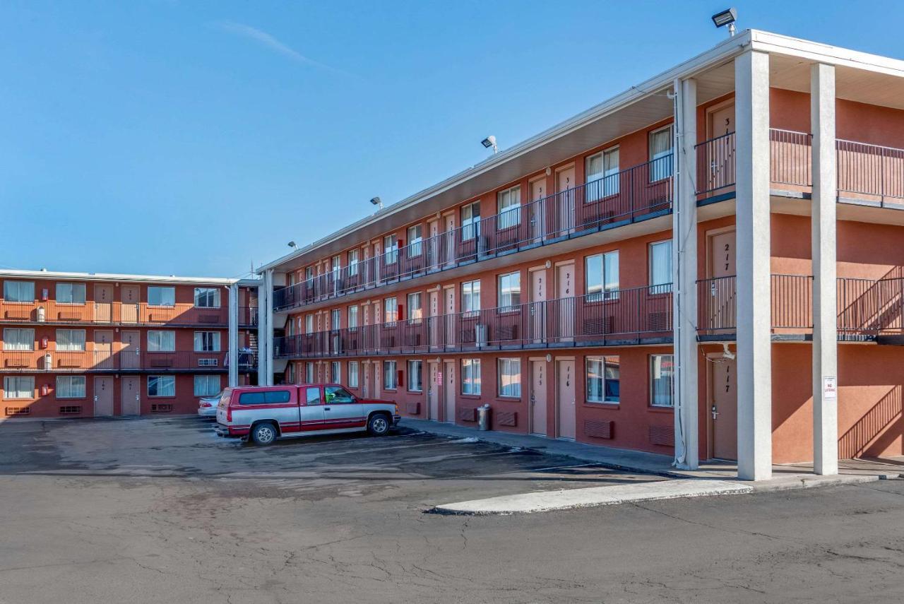 Rodeway Inn Pueblo Bagian luar foto